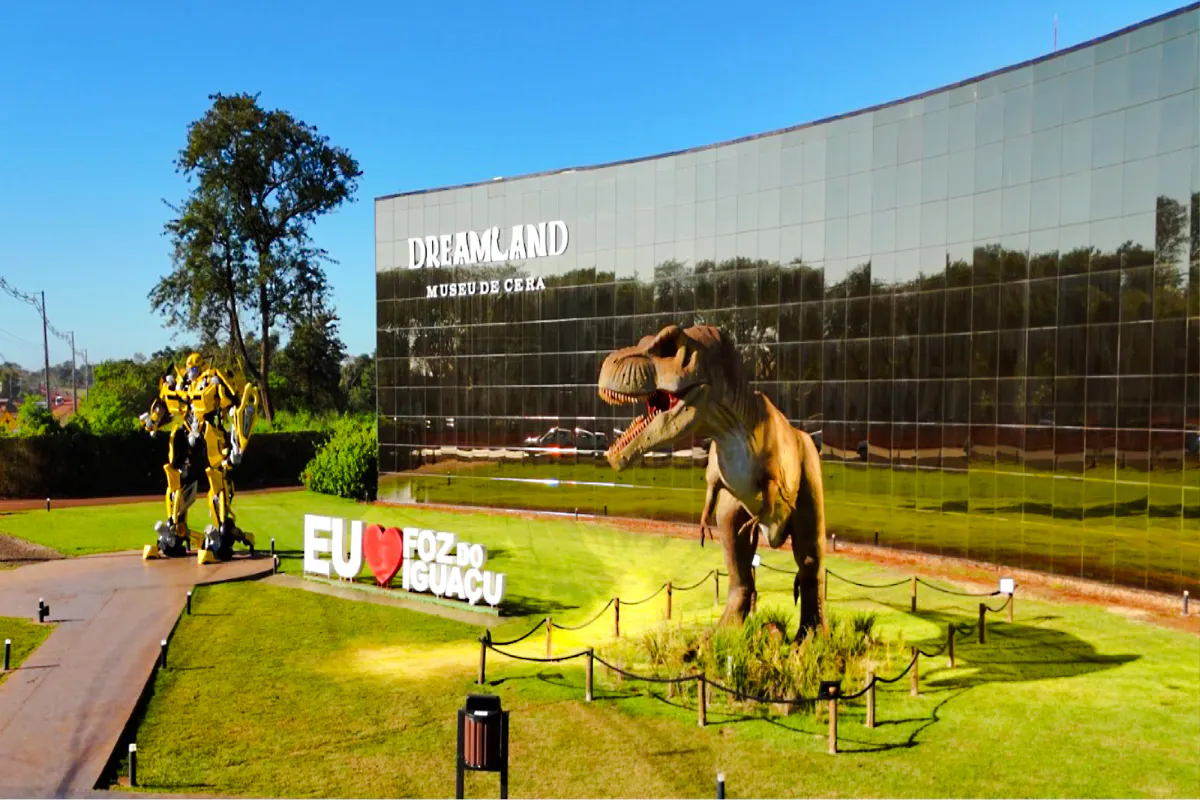 Foz do Iguaçu Wax Museum exterior with dinosaur and robot figures.