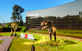 Foz do Iguaçu Wax Museum exterior with dinosaur and robot figures.