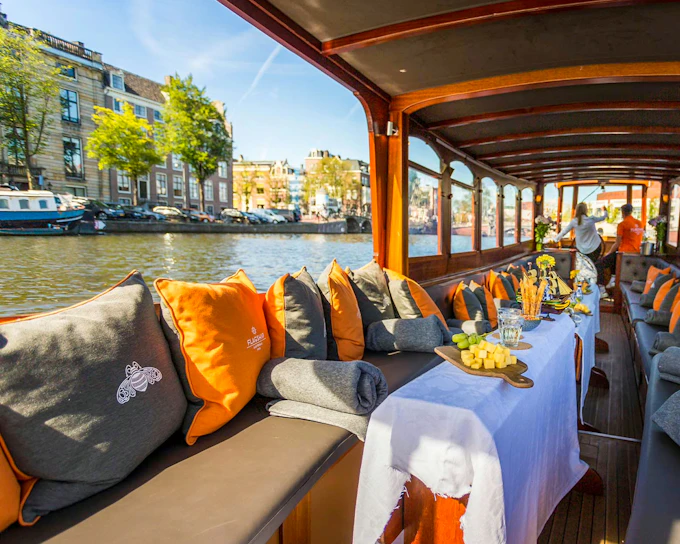 Amsterdam: Canal Cruise with Wine and Cheese