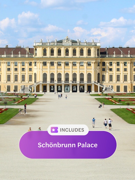 Schönbrunn Palace in Vienna with gardens and visitors.