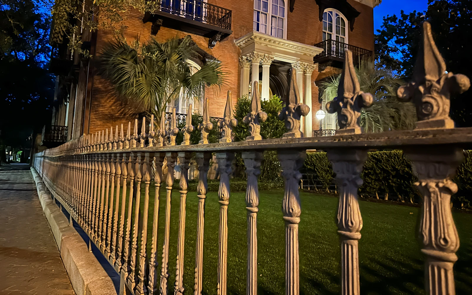Savannah Historic District Small-Group Ghost Walking Tour