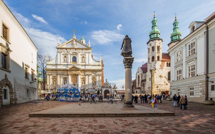 Krakow Old Town square with St. Mary's Basilica and historic buildings.