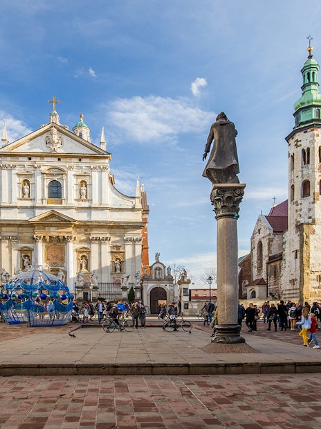 Krakow Old Town square with St. Mary's Basilica and historic buildings.
