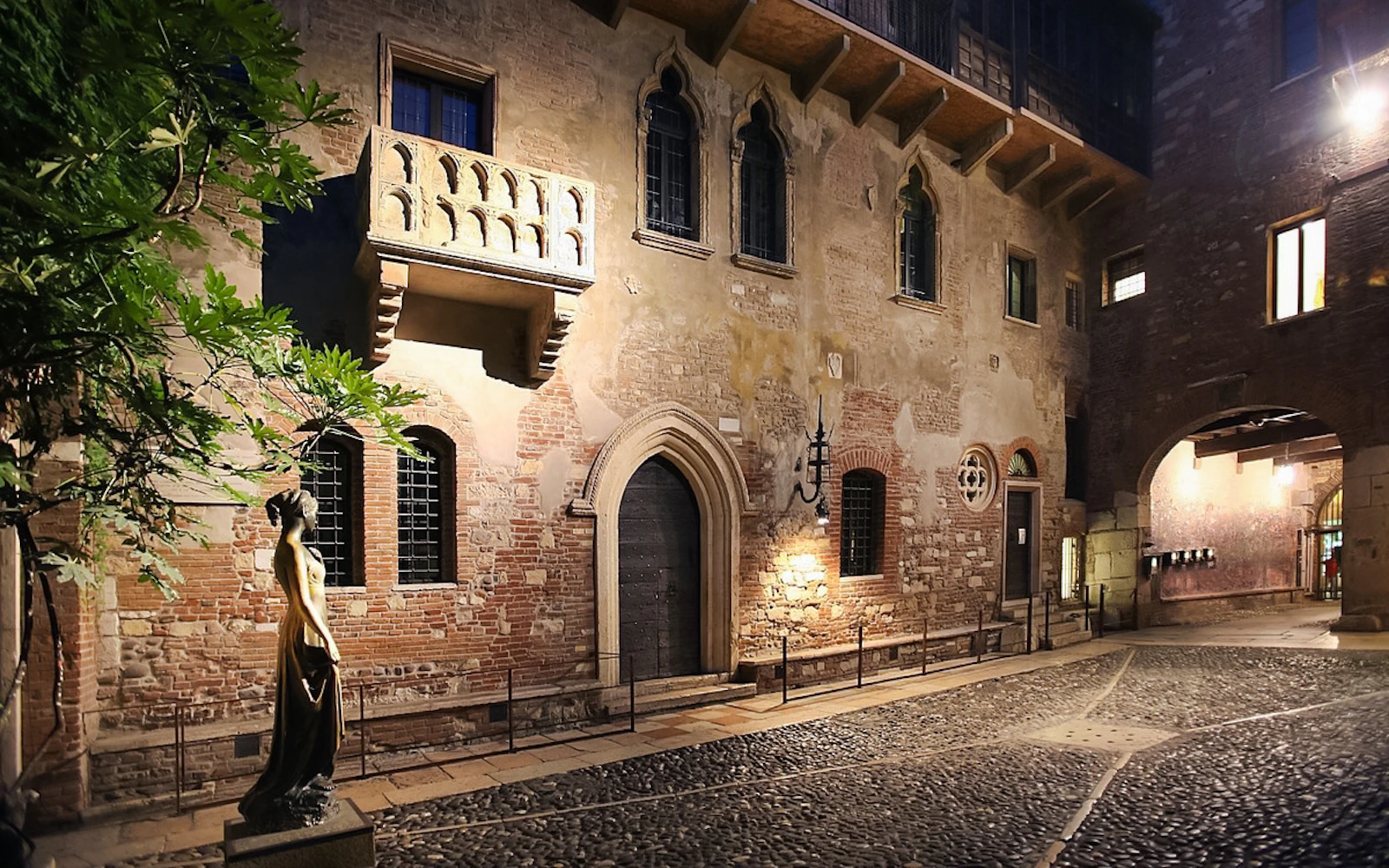 Juliet's Courtyard and Verona Teatro Tickets Image 2
