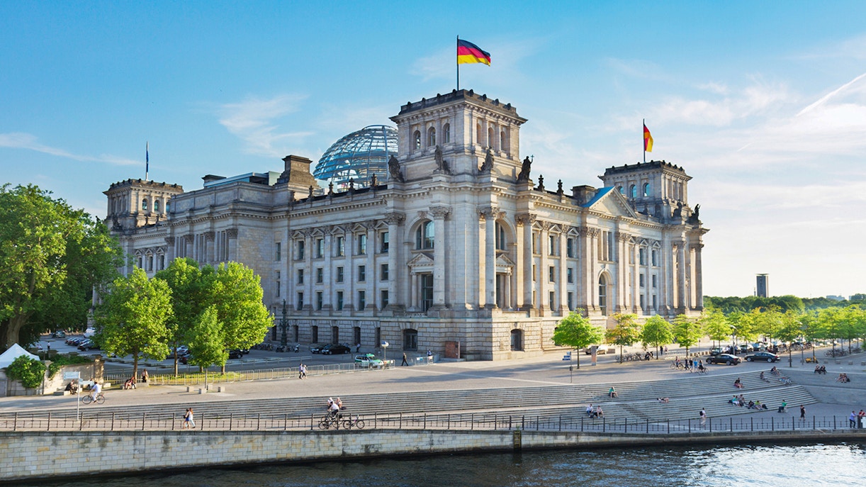 Horários - Esta é uma fotografia dos horários do Reichstag de Berlim