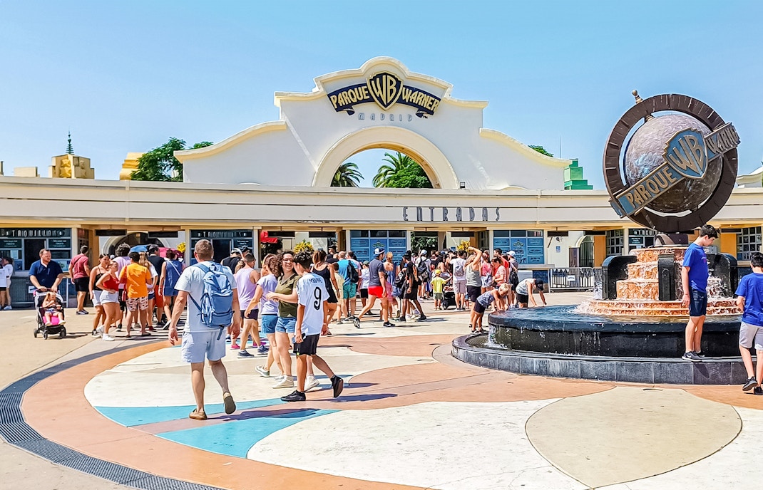 view of entrance of parque warner, filled with excited tourists