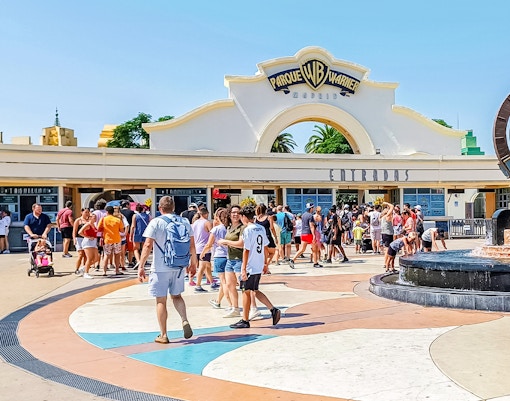 view of entrance of parque warner, filled with excited tourists