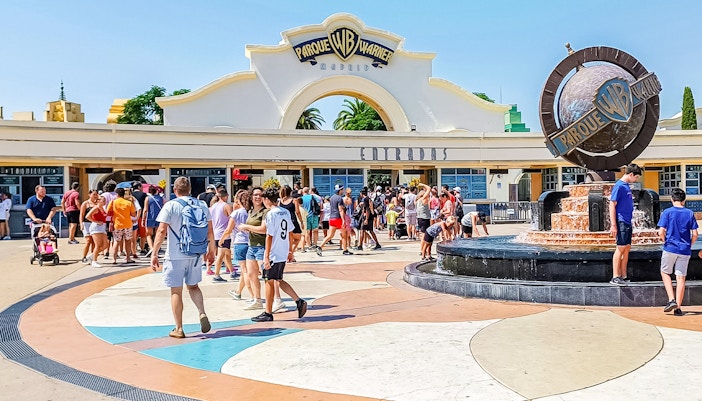 view of entrance of parque warner, filled with excited tourists