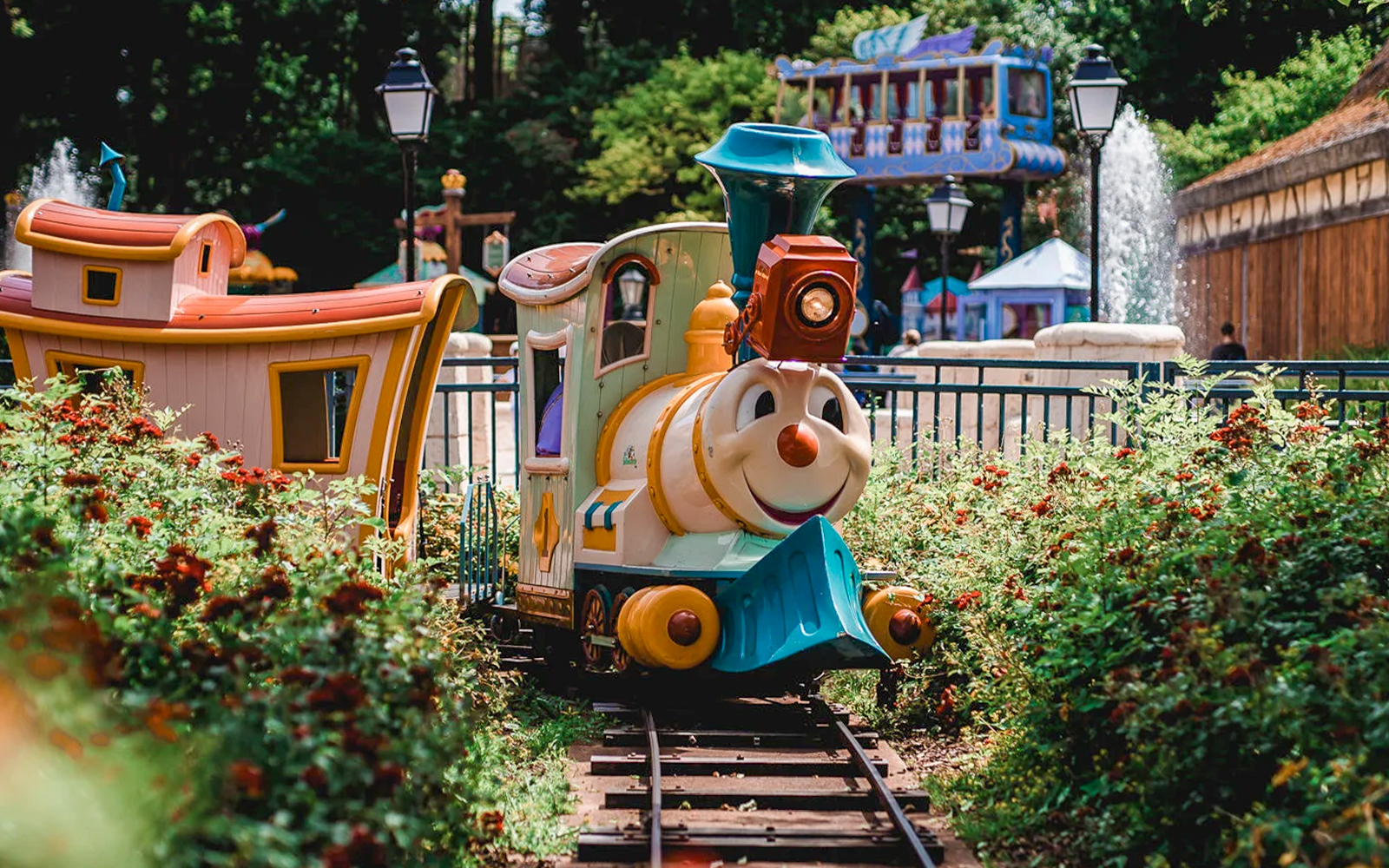 train dans le parc pour enfants du parc bellewaerde