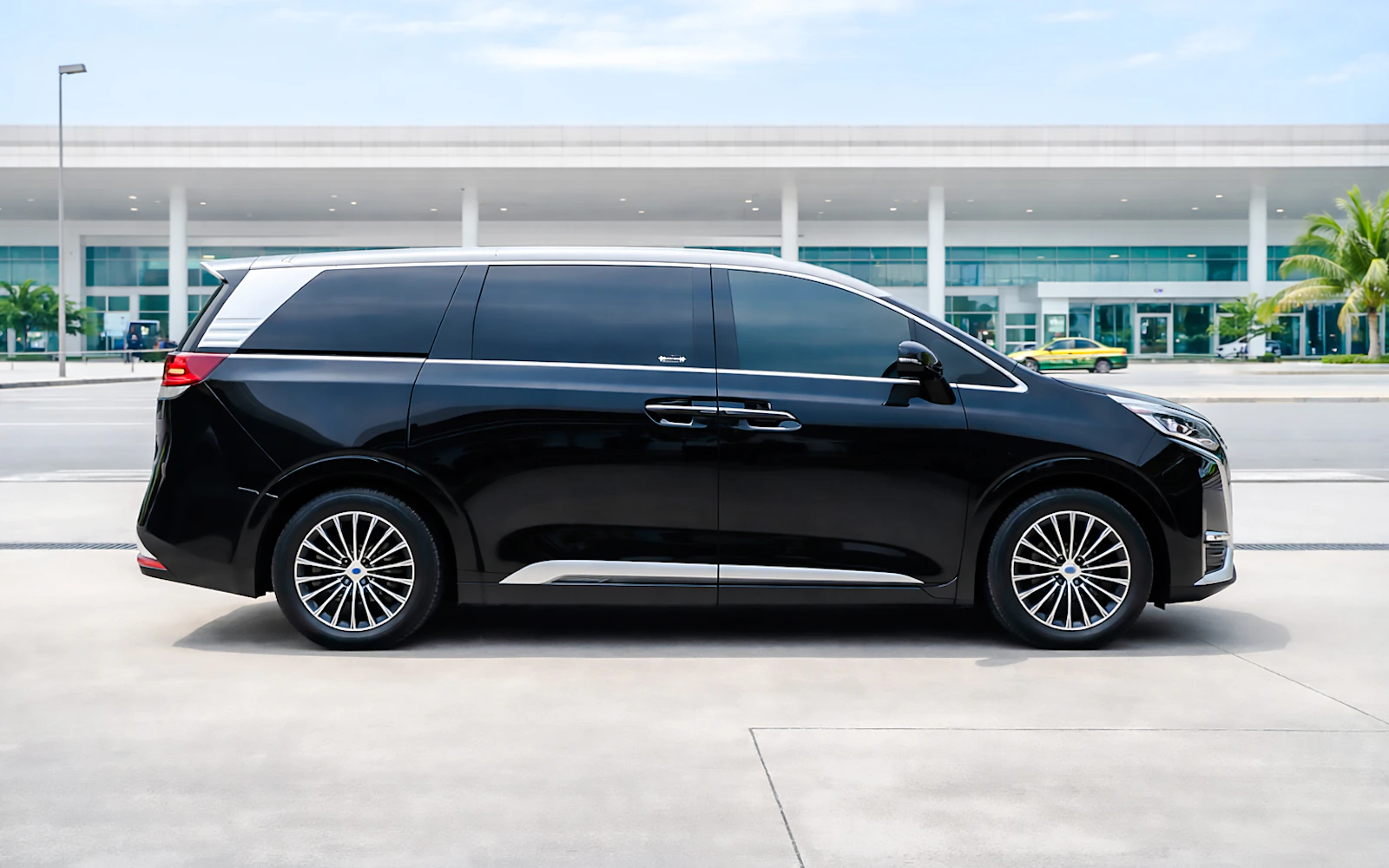 Suvarnabhumi Airport (BKK) ↔ Bangkok: Private One-Way Transfer by Denza D9 Premium Van Image 3