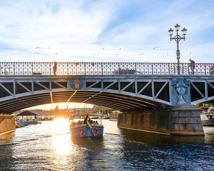 Stockholm: City Sightseeing Live Guided Cruise on an Eco-Friendly Electric Boat (Product 40746)