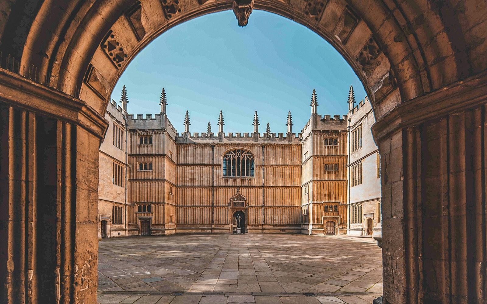 Bodleian Library courtyard in Oxford, viewed through an archway.