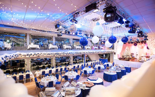 Festive dining setup on a cruise ship for an afternoon advent cruise in Cologne.