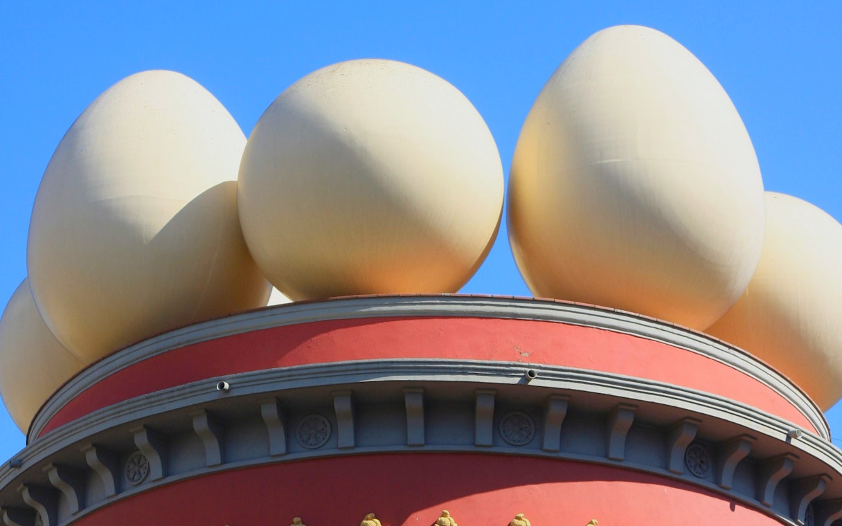 Torre Galatea's rooftop with giant egg sculptures, Dalí Theatre and Museum, Figueres, Spain.