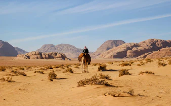 wadi rum: guidet kamelridning med beduinte og transport gjennom ørkenen i firehjulsdrevet bil-1