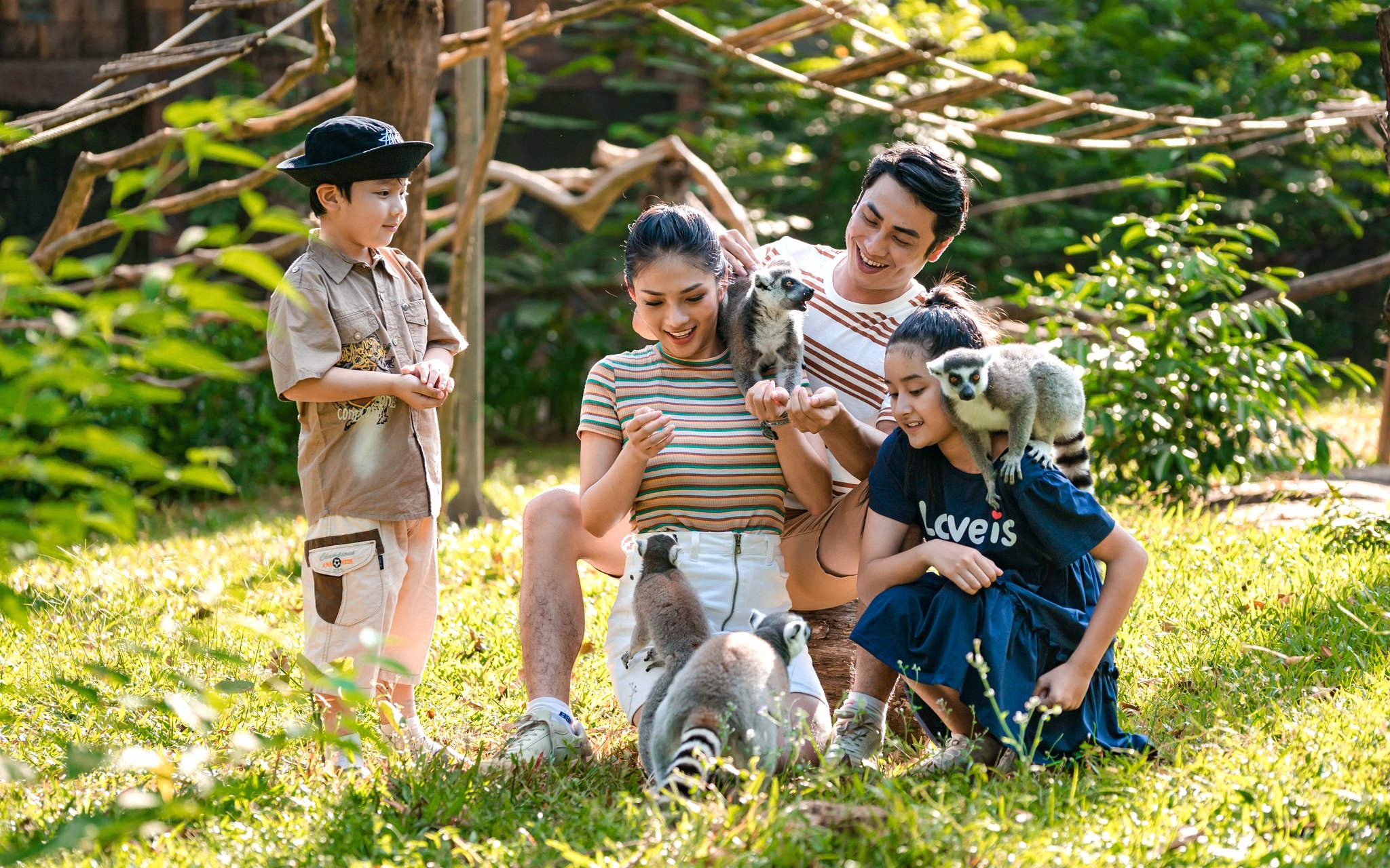 Family interacting with lemurs at Vinpearl Safari Phú Quốc.