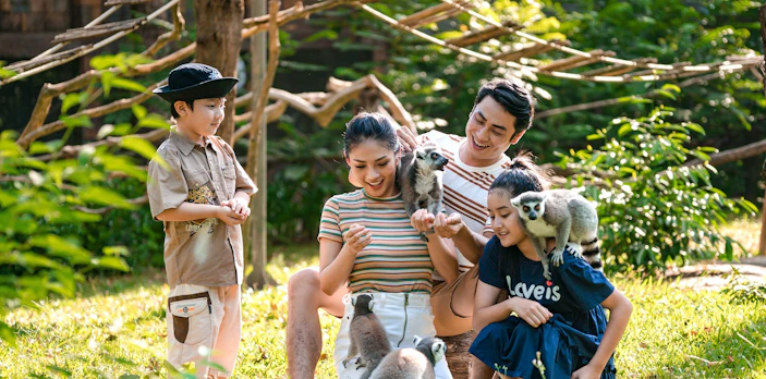 Family interacting with lemurs at Vinpearl Safari Phú Quốc.