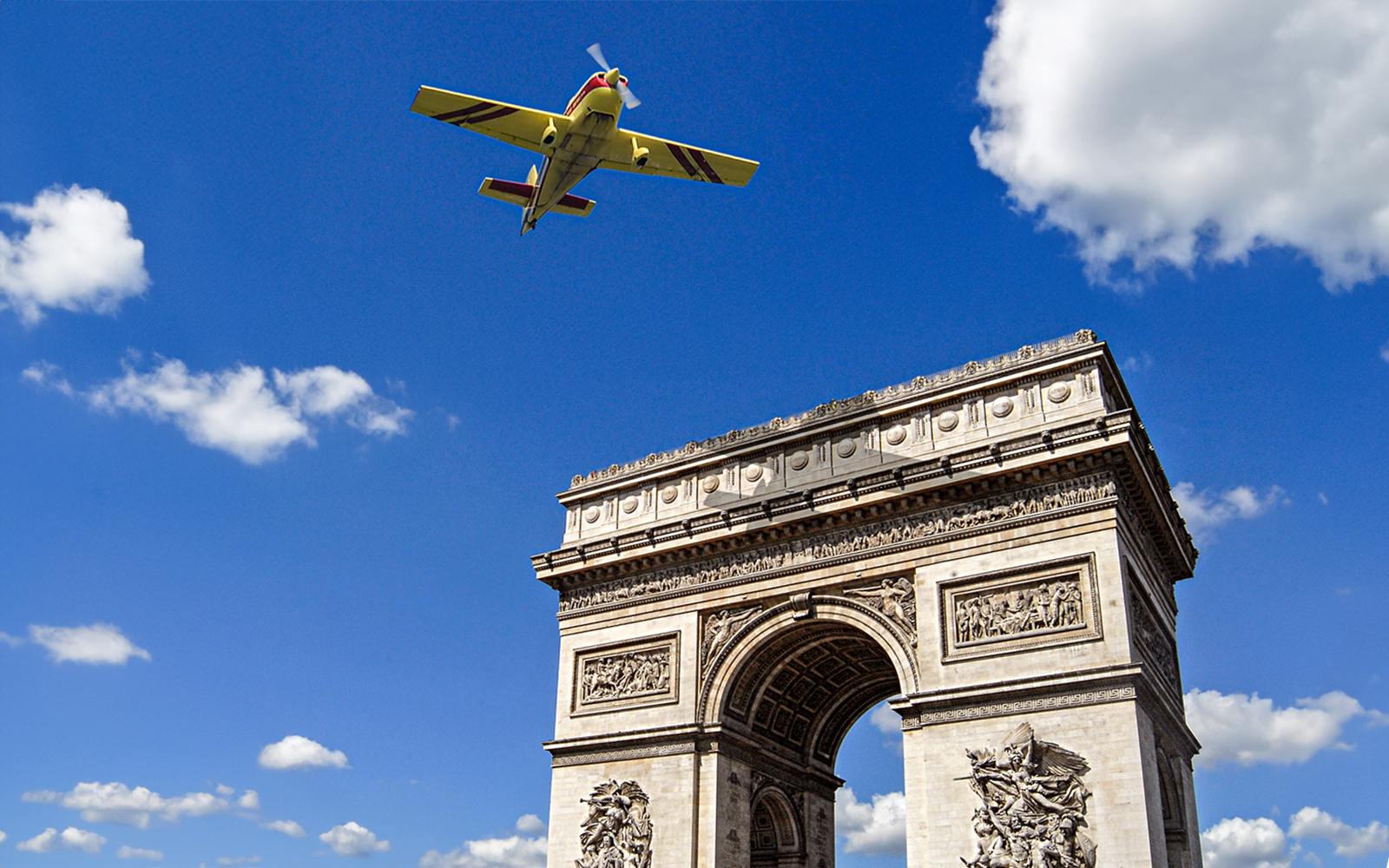 Plane passing over Arch De Triomphe