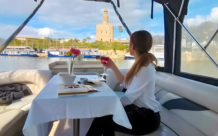 Sevilla: Guadalquivir-Flussfahrt mit Tapas und Getränken