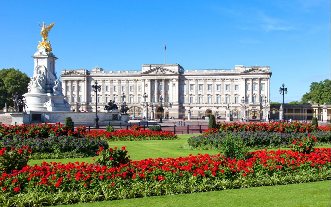 Buckingham Palace with Victoria Memorial, London exploration game.