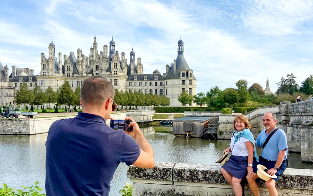 Tourists posing at Château de Chambord during Chambord and Chenonceau Tour.
