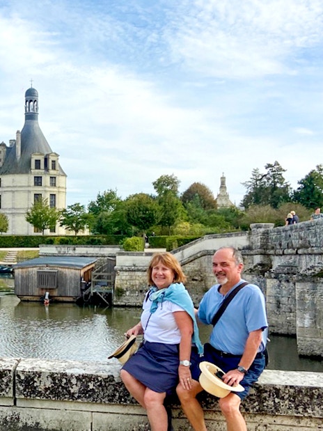 Tourists posing at Château de Chambord during Chambord and Chenonceau Tour.