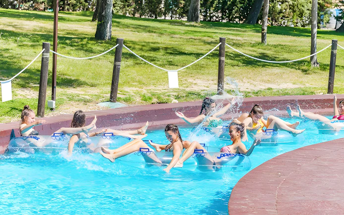 People enjoying the Rio Lento slide at Aquopolis Villanueva de la Cañada.