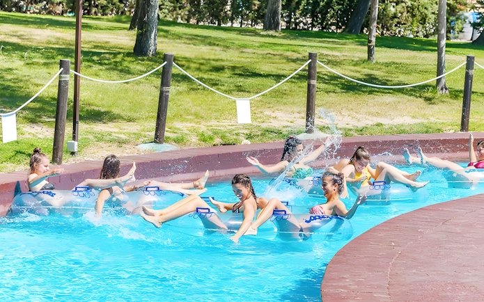 People enjoying the Rio Lento slide at Aquopolis Villanueva de la Cañada.