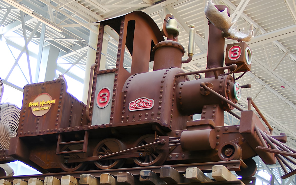 Moose Mountain Adventure Golf train display at Mall of America.