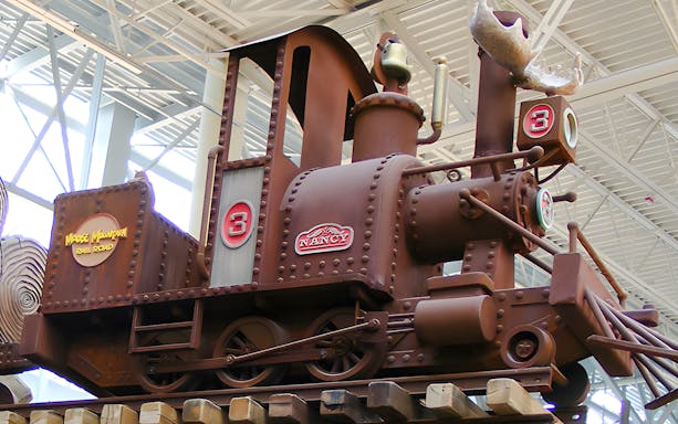 Moose Mountain Adventure Golf train display at Mall of America.