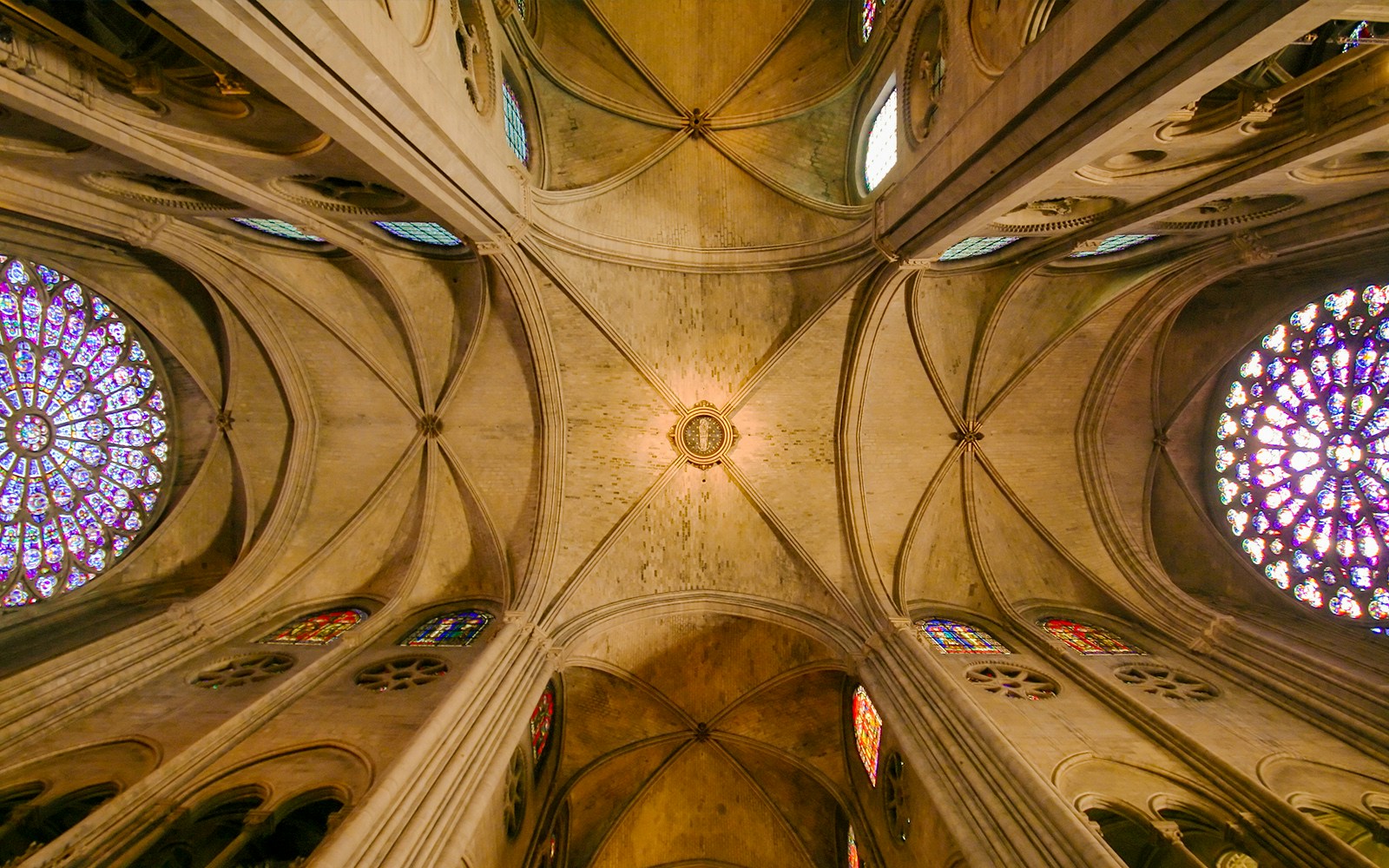 Plafond de la cathédrale Notre-Dame à Paris, France, présentant des détails complexes.