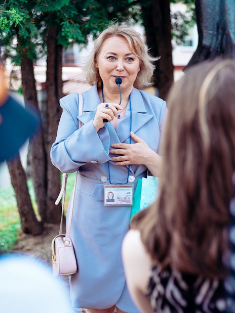 Tour guide speaking to a group during a semi-private guided tour in Paris.
