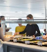 Frokostbuffet om bord på katamaranen