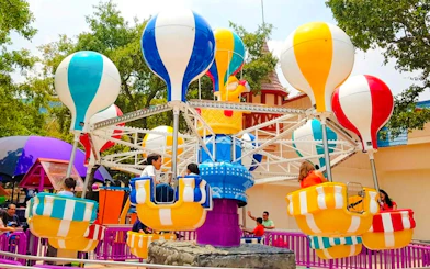 Colorful balloon ride at Elmer's Globe inside Six Flags Mexico.