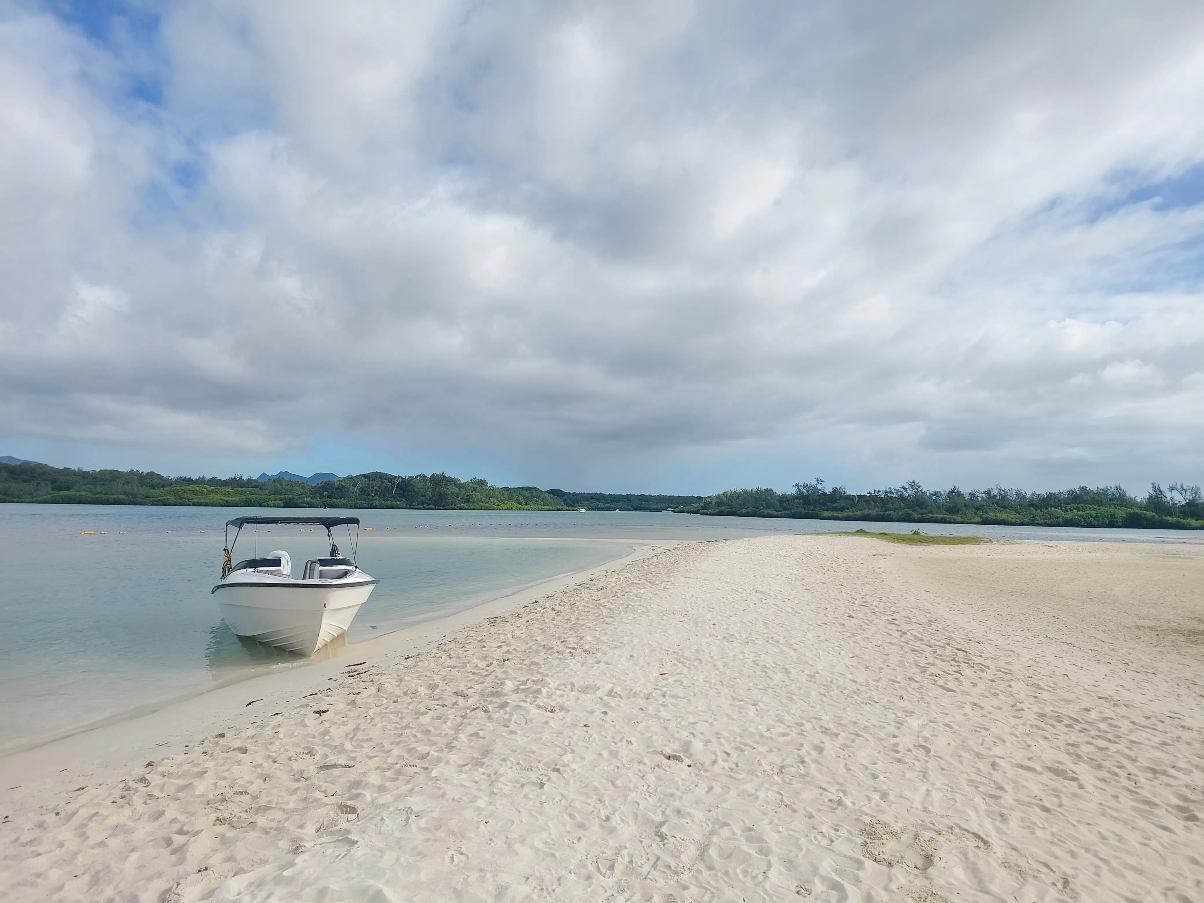 passeio de catamarã à ile aux cerfs com almoço de churrasco e bebidas-1