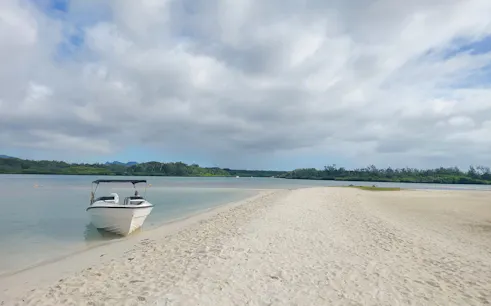 passeio de catamarã à ile aux cerfs com almoço de churrasco e bebidas-1