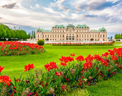 Mehrere Brunnen vor Schloss Belvedere in Wien i Österreich