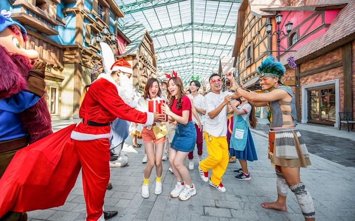 Visitors enjoying festive entertainment at VinWonders theme park.
