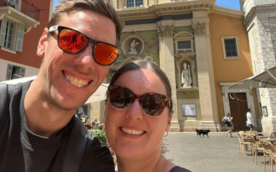 Couple in front of a historic building in Nice during the Ghosts of the Riviera city exploration game.