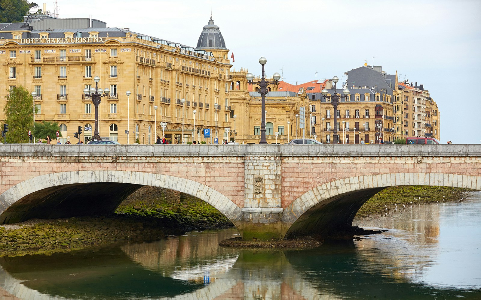 Die Brücke von San Sebastian und das Hotel Maria Cristina auf der Route der geführten Radtour.