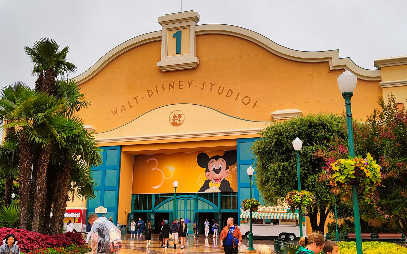 Entrada al Parque Walt Disney Studios en París, con el icónico cartel de bienvenida.