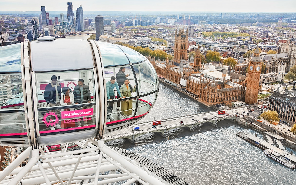 London Eye capsule overlooking the River Thames and Houses of Parliament, London.