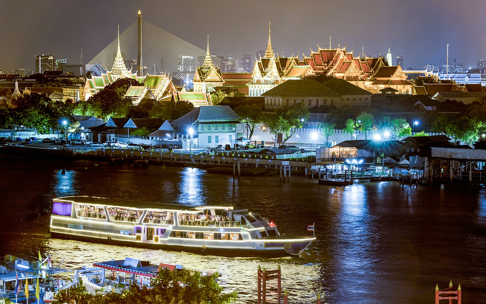 Cruise on the  Chao Phraya river