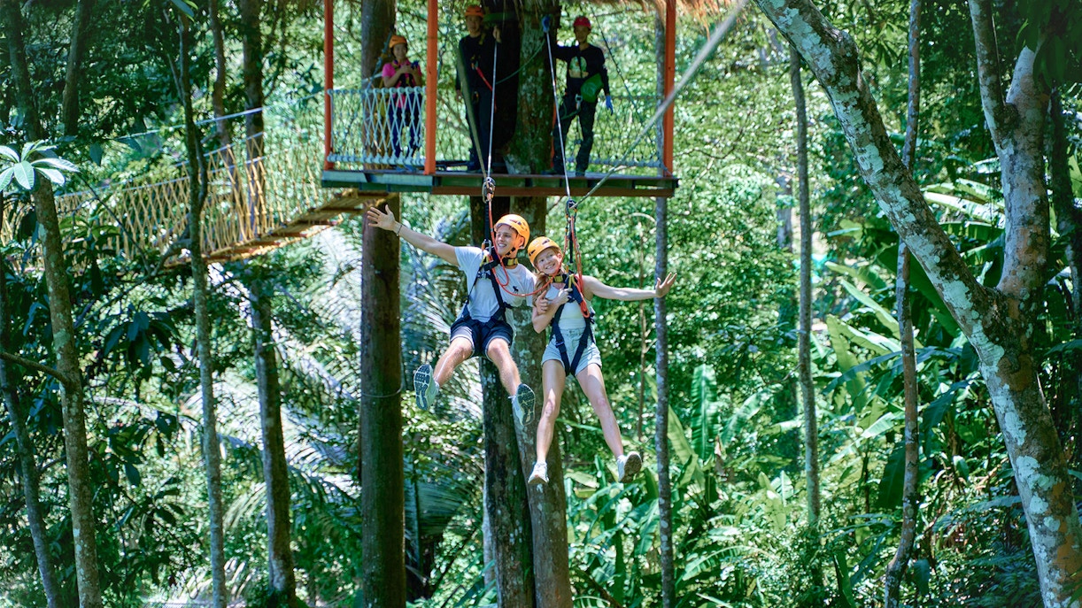 Erawan Patong Seaview Zipline com vista para o litoral de Phuket.