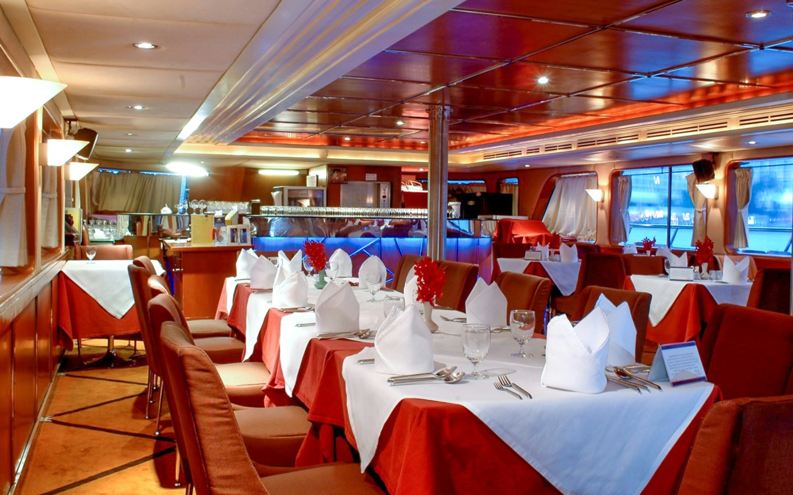  Dinner seatings on the Grand Pearl Dinner Cruise, Bangkok