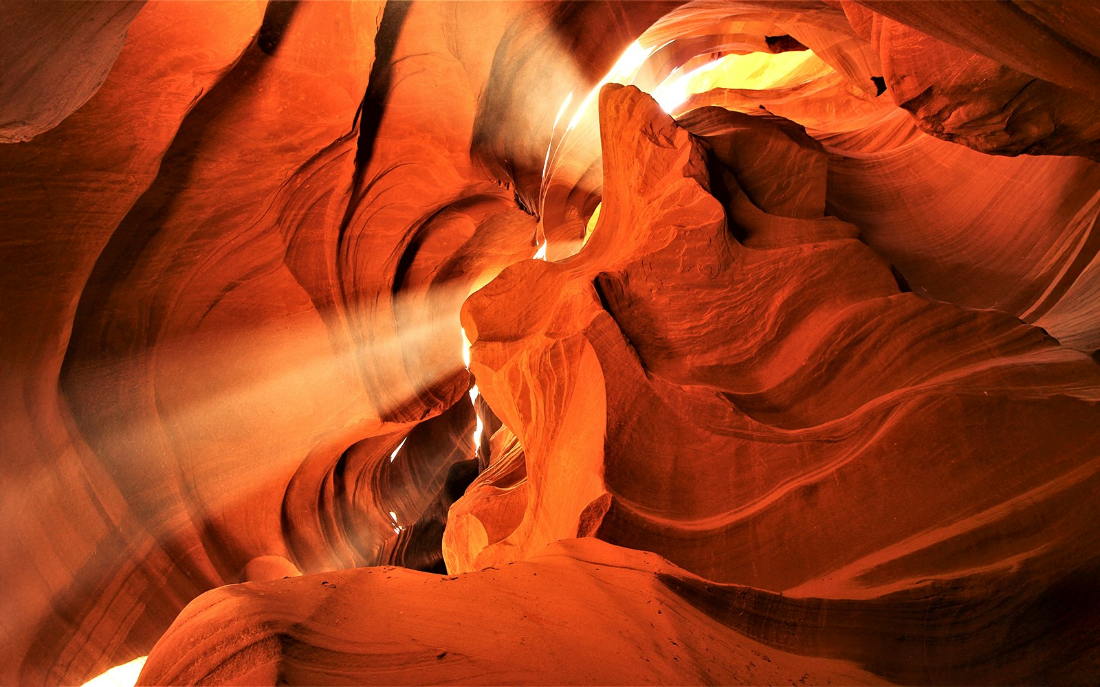 rayos de sol y sombras que crean patrones dinámicos en el cañón del Antílope inferior