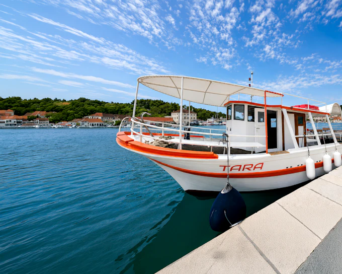 From Trogir: Blue Lagoon & Maslinica Boat Tour with Lunch