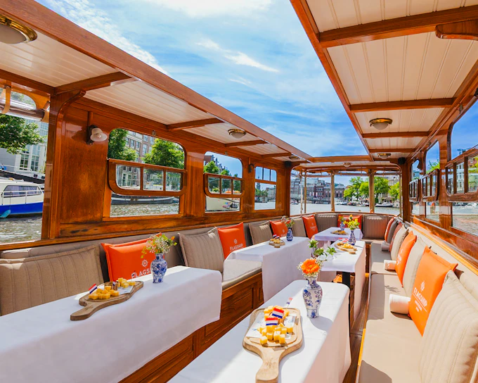 Amsterdam: 1-Hour Luxury Saloon Boat Cruise with Unlimited Drinks & Cheese