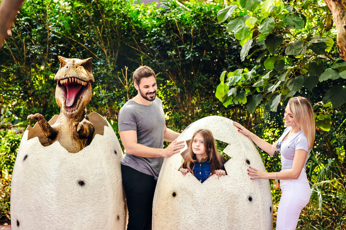 Family exploring dinosaur eggs at Dino Adventure, Foz do Iguaçu.