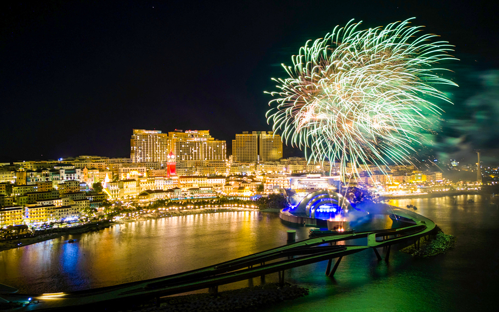 Fireworks over Hon Thom's Kiss of the Sea show in Phu Quoc at night.